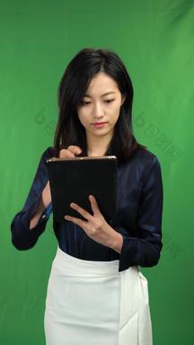 商务女士使用平板电脑